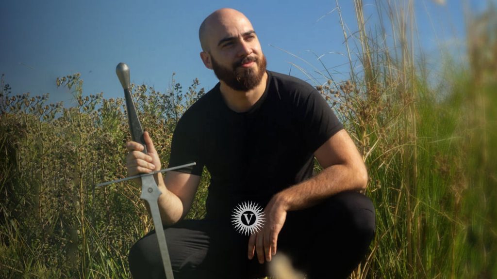 Instructor de HEMA sosteniendo un feder